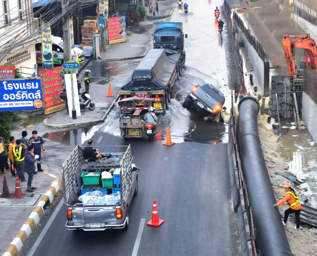 พระราม 2 อีกแล้ว! ถนนทรุดตัวกะทันหัน กระบะหัวทิ่มหลุมยักษ์ น้ำพุ่งท่วมผิวจราจร